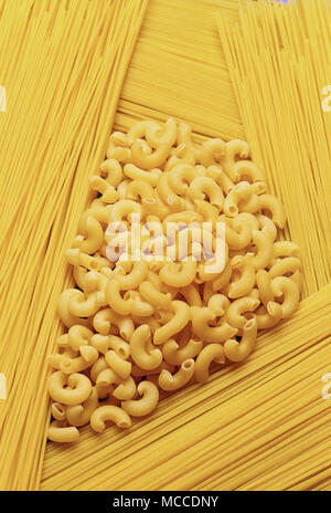 Ancora la vita di pasta. Gli spaghetti e tagliatelle creamette. Foto Stock