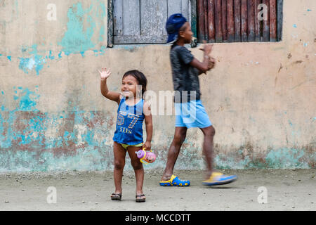 Guna Yala, Panama - marzo 2018: un gruppo di bambini che giocano su strada in una zona rurale Kuna Village Foto Stock