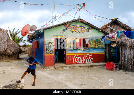 Guna Yala, Panama - marzo 2018: ragazzo davanti al supermercato (mini super) nelle zone rurali la Kuna Village, isole San Blas Foto Stock
