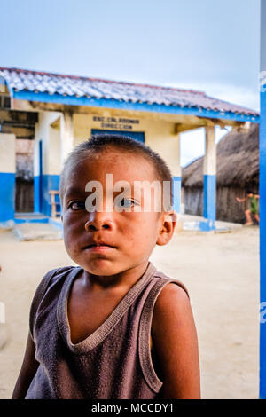 Guna Yala, Panama - marzo 2018: Ritratto di un giovane ragazzo in un tradizionale villaggio Kuna, isole San Blas. La Kuna sono il popolo indigeno di Panama e Co Foto Stock