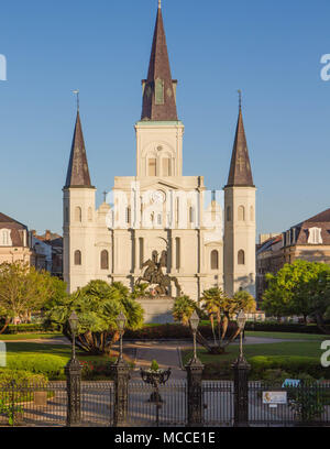 Cattedrale di San Louis, Jackson Square, Louisiana, Stati Uniti. Cattedrale è bagnata in golden. La luce del mattino. L'immagine orizzontale con bandiera americana. Foto Stock
