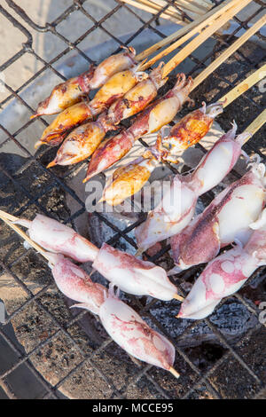 Spiedini di calamaretti per la vendita in un cibo di strada barbecue in Kep provincia, Cambogia Foto Stock