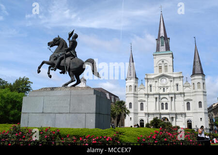 Statua del generale Andrew Jackson in Jackson Square con Saint Louis cattedrale in background Foto Stock