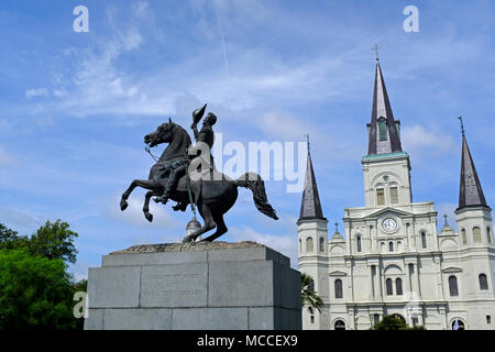 Statua del generale Andrew Jackson in Jackson Square con Saint Louis cattedrale in background Foto Stock