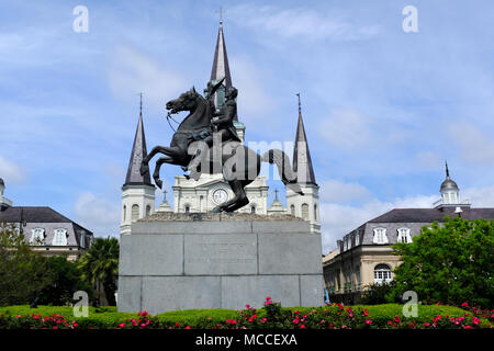 Statua del generale Andrew Jackson in Jackson Square con Saint Louis cattedrale in background Foto Stock