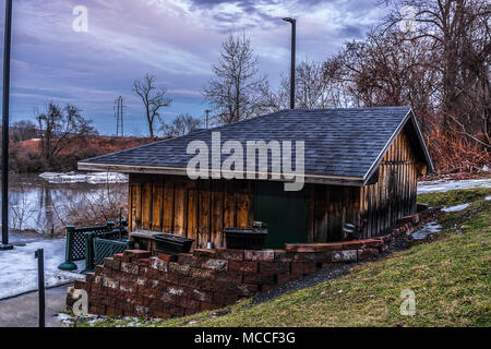 Cottage di storage dal fiume Foto Stock