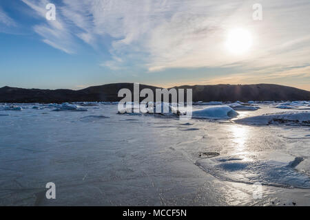 Sentiero lungo Svinafellsjökull, un ghiacciaio che fluisce fuori Vulcano Öraefajökull, un vulcano sul lato sud di VatnajökulsþjóÐgardur Parco Nazionale sul Sou Foto Stock