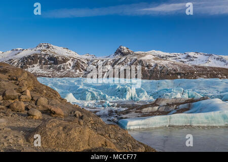 Sentiero lungo Svinafellsjökull, un ghiacciaio che fluisce fuori Vulcano Öraefajökull, un vulcano sul lato sud di VatnajökulsþjóÐgardur Parco Nazionale sul Sou Foto Stock