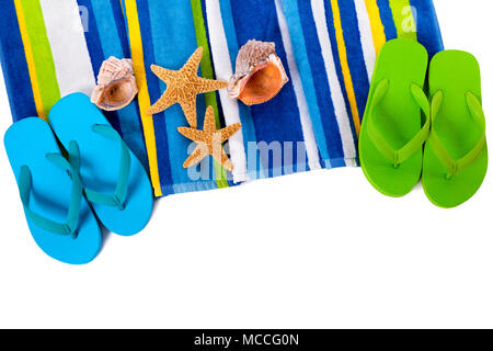 Il flip flop e estate spiaggia oggetti isolati su sfondo bianco Foto Stock