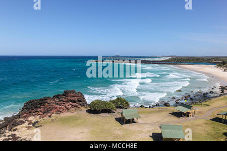 Vista di Duranbah Beach e la foce del fiume Tweed dal punto di pericolo. Duranbah beach ha alcuni dei migliori surf in Australia Foto Stock