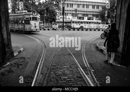 Il tram si avvicina in un tram via Bivio depot in strada di Calcutta, in bianco e nero, Calcutta, India, 2017 Foto Stock