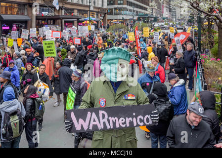 New York, Stati Uniti. Xv Apr, 2018. Centinaia sono scesi in strada come antiwar e della giustizia sociale hanno organizzato una dimostrazione on April 15, 2018 nella città di New York con un rally di Herald Square e da marzo a Trump Tower come parte della nazionale molla regionale azioni in tutto il paese contro il bombardamento americano di Siria e contrapposta infinite le guerre degli Stati Uniti. Credito: Erik McGregor/Pacific Press/Alamy Live News Foto Stock