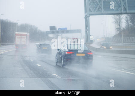 Vetture attraversando la Queensferry Crossing in umido molto le condizioni di guida, Fife, Scozia. Foto Stock