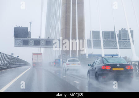 Vetture attraversando la Queensferry Crossing in umido molto le condizioni di guida, Fife, Scozia. Foto Stock