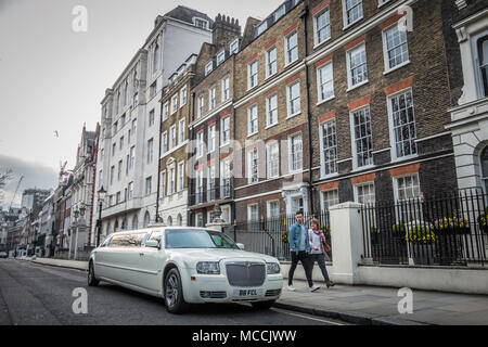 Un bambino stretch limousine Bentley in attesa in Lincoln' s Inn campi, London, Regno Unito Foto Stock