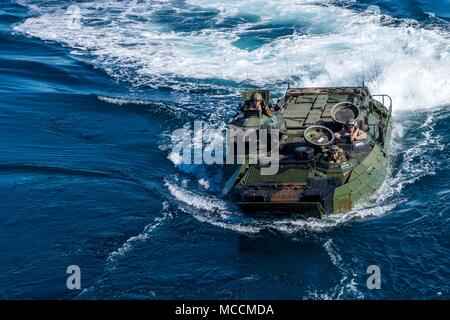 180203-N-GR847-122 OCEANO PACIFICO (feb. 3, 2018) un U.S. Marine e membri della massa giapponese Forza di Autodifesa condurre le operazioni anfibie in un assalto Veicolo anfibio (AAV) durante il pugno di ferro 2018. Il pugno di ferro è un annuale, bilaterali anfibio esercizio di formazione progettati per migliorare la U.S. Marine Corps e theJGSDF la capacità di pianificare, comunicare e gestire le loro combinate le operazioni anfibie al plotone, società e livelli di battaglione. (U.S. Foto di Marina di Massa lo specialista di comunicazione di terza classe Reymundo A. Villegas III/rilasciato) Foto Stock