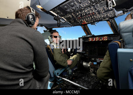 Lt. Col. Charles Throckmorton, 436th gruppo Operations vice comandante, colloqui con Simon Sinek dalla sede pilota di una C-5M Super Galaxy Febbraio 2, 2018. Sinek è stato invitato ad unirsi al rifornimento di antenna missione di formazione per completare il suo giro di Dover Air Force Base. (U.S. Air Force photo by Staff Sgt. Aaron J. Jenne) Foto Stock