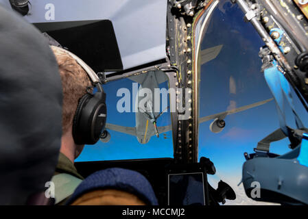 Il cap. Nicholas Mortimer, 436th Airlift Wing Ispettore Generale vice capo di esercizi e C-5M istruttore comandante, copilots un C-5M Super Galaxy come l'equipaggio si prepara per ricevere carburante da un Ohio Air National Guard KC-135 Stratotanker nei cieli sopra il Kentucky. Simon Sinek entrato a far parte del personale di bordo durante il volo per il suo primo rifornimento di aria di missione. (U.S. Air Force photo by Staff Sgt. Aaron J. Jenne) Foto Stock