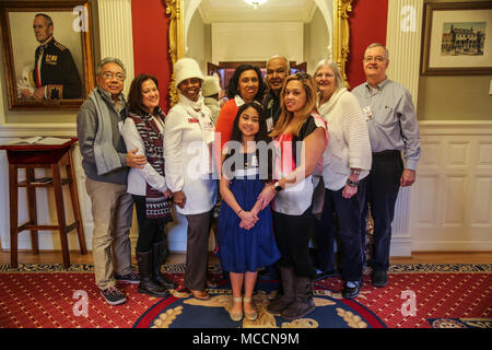 Caserma marini a Washington è stato onorato per ospitare cinque stelle d'oro di famiglie a casa del Commandants, caserma marini Washington, 6 febbraio 2017. Il termine "Stelle d'Oro" descrive un individuo che ha perso un immediato membro della famiglia che ha servito nei militari. Le famiglie sono state ospitate dato un tour del comandante della residenza con l'aiuto di diverse marine docenti di MBW. (Gazzetta Marine Corps foto di Cpl. Damon McLean/rilasciato) Foto Stock