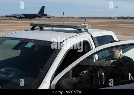 Airman 1. Classe David Ali, 2a supporto delle operazioni squadrone airfield management coordinatore dell'operazione, entra in un veicolo per ispezionare la linea di volo per pericoli a Barksdale Air Force Base, La., Febbraio 2, 2018. Airfield management deve condurre ispezioni multiple ogni giorno per garantire il velivolo è in grado di decollare e atterrare in sicurezza. (U.S. Air Force foto di Senior Airman Damon Kasberg) Foto Stock