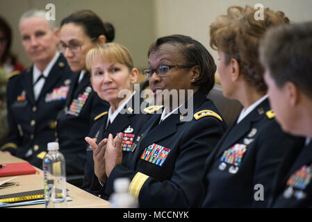 Lt. Gen. Gwen Bingham, Esercito assistente capo del personale per la gestione di installazione, parla prima di un pubblico che includeva i compagni di ufficiali generali e più personale del congresso i delegati durante la leadership delle donne Tavola Rotonda ospitata presso il Pentagono, Febbraio 7, 2018. Top U.S. militari generali si è incontrato con i delegati del congresso per discutere le loro prospettive di vita come donne militari e l importanza di avere accesso ad ogni americano di talento che possono aggiungere resistenza alla forza. (U.S. La riserva di esercito foto di magg. Valerie Palacios) Foto Stock