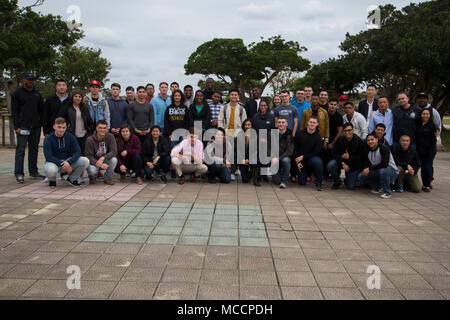 CAMP FOSTER, Okinawa, Giappone - Caporale di corso 538-18 e loro istruttori posano per una foto dopo un Marine Corps i servizi alla comunità di siti di battaglia tour 8 Febbraio alla preghiera per la Pace nel Parco Itoman, Okinawa, in Giappone. Il caporale il corso è andato attraverso questo tour per portare una maggiore comprensione per il sottufficiale Marines, aviatori e Giappone terra Forza di Autodifesa membri su ciò che è accaduto qui su Okinawa nella II Guerra Mondiale e come tali operazioni per effetto del loro attuale missione qui in Indo-Asia regione del Pacifico. (U.S Marine foto di Caporale Tayler P. Schwamb) Foto Stock