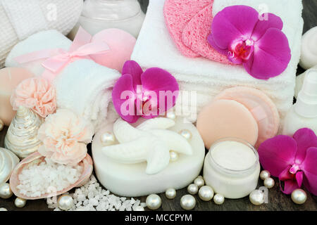 Beauty Spa prodotti di trattamento incluso a forma di conchiglia il sapone e i sali di epsom, crema idratante, spugne, fiori e asciugamani per il viso. Foto Stock