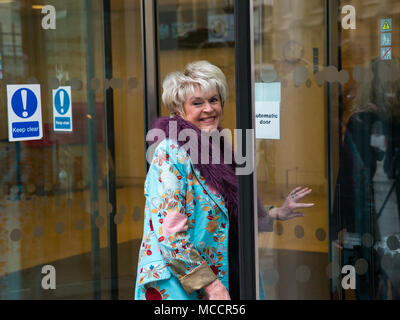 In Irlanda del Nord la Radio e la televisione presenter, Gloria Hunniford, arriva alla High Court per il Cliff Richard Case. Foto Stock