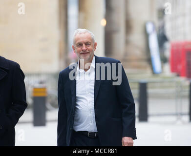 Leader laburista, Jeremy Corbyn, arriva per 'l'Andrew Marr Show' presso la BBC studios. Egli ha parlato delle sue opinioni sulla Siria Foto Stock