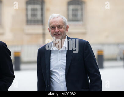 Leader laburista, Jeremy Corbyn, arriva per 'l'Andrew Marr Show' presso la BBC studios. Egli ha parlato delle sue opinioni sulla Siria Foto Stock