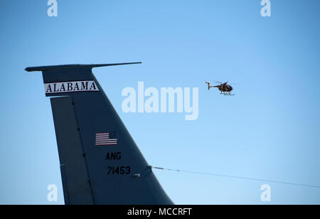 Un Afghan Air Force MD-530F guerriero Cayuse elicottero vola sopra la linea di volo su Kandahar Airfield, Afghanistan, Febbraio 7, 2018. Il MD-530F Luce attacco Scout elicottero offre una maggiore capacità operative, la missione di maggiore versatilità e prestazioni superiori nella esecuzione di una vasta gamma di profili di missione. (U.S. Air Force Foto di Tech. Sgt. Paolo Labbe) Foto Stock