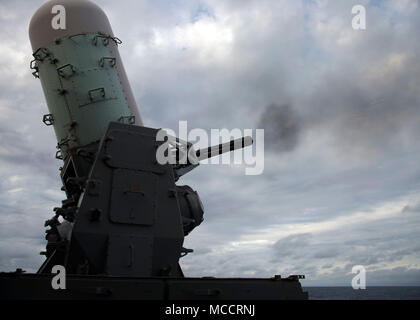 MAYPORT, Fla. (feb. 8, 2018) la poppa vicino-in sistema di armi (CIWS) incendi da il fiocco di assalto anfibio nave USS Iwo Jima (LHD 7). L'Iwo Jima Amphibious Ready Group (ARG) è distribuito come supporto di le operazioni di sicurezza marittima e di teatro di sicurezza gli sforzi di cooperazione in Europa e il Medio Oriente. L'Iwo Jima ARG si imbarca il ventiseiesimo Marine Expeditionary Unit e include Iwo Jima, il trasporto anfibio dock nave USS New York (LPD 21), il dock landing ship USS Oak Hill (LSD 51), Fleet team chirurgico 8, elicotteri Sea Combat Squadron 28, Tactical Air Control Squadron 22, compone Foto Stock