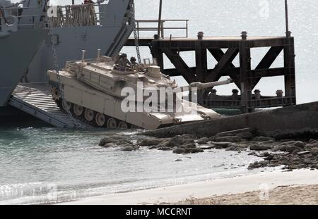 Un M-1 Abrams serbatoio viene scaricato sulla riva durante il giorno dell'esercito 2018, Febbraio 9, 2018 Kuwait Base Navale, Kuwait. Giorno dell'esercito è stato l'evento di apertura per gli Stati Uniti Il comando centrale del componente Conferenza dei comandanti che ha permesso di U.S. Esercito centrale per mostrare l'esercito le capacità a livello di teatro. (U.S. Esercito foto di Sgt. 1. Classe Ty McNeeley, U.S. ARCENT PAO) Foto Stock