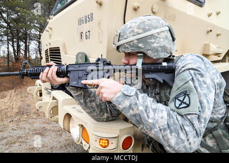 BOURNE, messa. -- Spc. Richard Wu di F Company, 186th brigata battaglione di supporto, esegue smontata la sicurezza durante le operazioni di convoglio formazione a base comune di Cape Cod, il 10 febbraio, 2018. (US Army Foto di Sgt. 1. Classe Laura Berry) Foto Stock