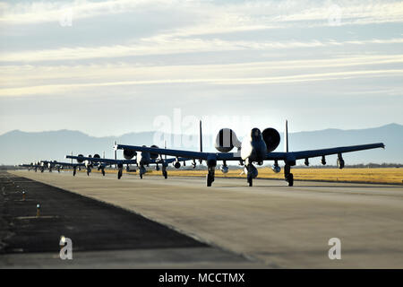 Sei U.S. Air Force A-10C Thunderbolt taxi IIs in giù la linea di volo durante il Bushwhacker 18-02 Cactus bandiera esercizio a Davis-Monthan Air Force Base, Ariz., 11 febbraio, 2018. La bandiera di Cactus esercizio è progettato per garantire D-M è pronta a fornire un attacco aereo in qualsiasi parte del mondo. (U.S. Air Force foto di Senior Airman Mya M. Crosby) Foto Stock