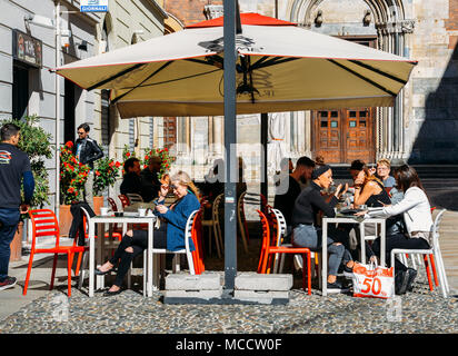 Milano, Italia - 1 Aprile 2018: le persone a rilassarsi presso un ristorante terrazza nel quartiere alla moda di Milano quartiere di Brera Foto Stock