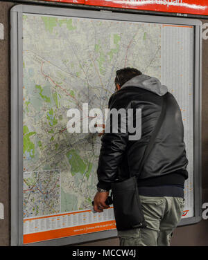 Milano, Italia - 1 Aprile 2018: Un uomo guarda la mappa di Milano della rete metropolitana Foto Stock