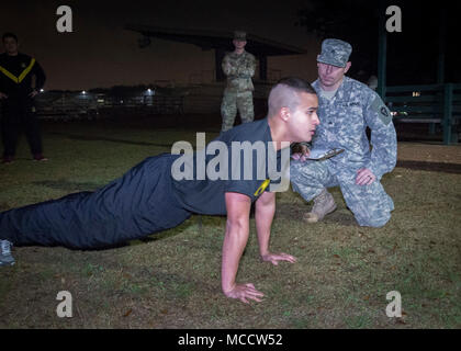 Spc. Quinten Bononcini, un geospatial intelligence analyst assegnato alla sede centrale e sede battaglione, 36th divisione di fanteria, fa pushups durante l'esercito fisica parte di test il miglior guerriero concorso di selezione a Camp Mabry, in Austin, Texas. (U.S. Esercito nazionale Guard photo by Staff Sgt. Contrassegnare Scovell, 36th divisione di fanteria Public Affairs Office) Foto Stock