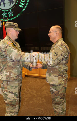 Il Mag. Gen. Kenneth Jones riceve "il cerimoniale di ultima Shell" sparato da Capt. Hannon, comandante dell'Onore dettaglio, durante la sua assunzione del comando cerimonia tenutasi presso la 81st Readiness quartier generale di divisione. Foto Stock