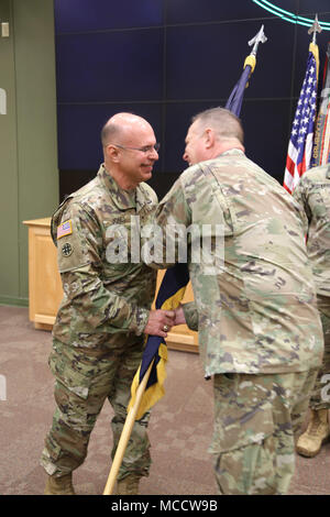 Il Mag. Gen. Kenneth Jones riceve una bandiera del Magg. Gen. Scottie Carpenter, il vice comandante dell esercito usa il comando di riserva. Jones ha assunto il comando della 81st disponibilità della divisione in una cerimonia di premiazione che si terrà a Fort Jackson, Sc, a 10:00 AM, 10 febbraio 2018. Foto Stock