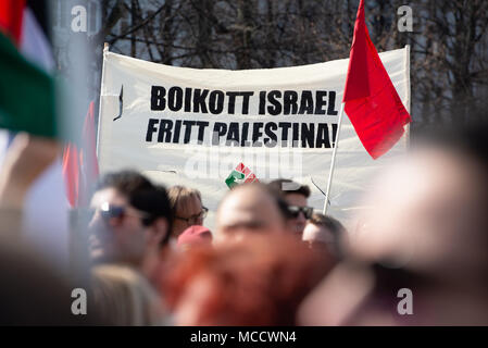 I manifestanti portano una lettura del segno "Boicottare Israele Palestina libera!" come essi marzo al parlamento norvegese edificio per protestare contro Israele di riprese di palestinesi nella striscia di Gaza. Oslo, 14 aprile 2018. Foto Stock