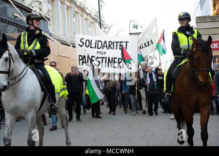 I manifestanti portano una lettura del segno "solidarietà con i palestinesi' come essi marzo al parlamento norvegese edificio per protestare contro Israele di riprese di palestinesi nella striscia di Gaza. Oslo, 14 aprile 2018. Foto Stock