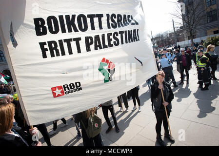 I manifestanti portano una lettura del segno "Boicottare Israele Palestina libera!" come essi marzo al parlamento norvegese edificio per protestare contro Israele di riprese di palestinesi nella striscia di Gaza. Oslo, 14 aprile 2018. Foto Stock