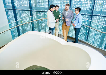 I colleghi di prendere pausa dal lavoro Foto Stock