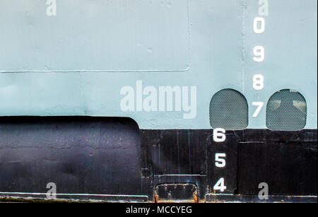 Close up della carena laterale della USS Torsk sottomarino in del Baltimore Inner Harbour con spazio di copia Foto Stock