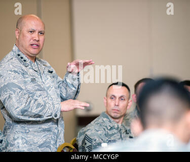 Stati Uniti Air Force Lt. Gen. GI Tuck, XVIII Air Force commander, parla con gli studenti dal primo termine aviatori Centro durante un tour di Travis Air Force Base in California, del 12 febbraio 2018. Tuck è su un tour di tre giorni di Travis visitando le diverse unità e incontro con gli avieri. (U.S. Air Force foto di Luigi Briscese) Foto Stock