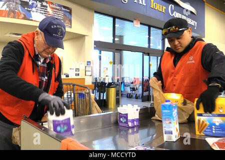 PETERSON AIR FORCE BASE, Colo. - Commissario baggers, Jerry Z e Craig Hocog ordina e alimentari in borsa per il trasporto per il veicolo del cliente presso la Base Aerea Peterson, Colorado caserma. Ora i clienti hanno la scelta tra l'utilizzo di self-service in sacchi a due cavalletti di controllo, l'Express Lane, l'auto-area check-out, o ricevere il tradizionale negozio di generi alimentari in sacchi servizio al resto del controllo stand. (U.S. Air Force foto di Tech. Sgt. Joshua Arends) Foto Stock