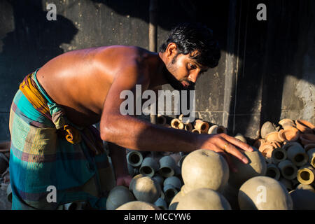 Il vasellame è un esperto attività per cui i diversi materiali come terra, porcellane e pietre sono utilizzati. Clay ceramisti del Bangladesh, nella maggior parte dei casi di Hin Foto Stock