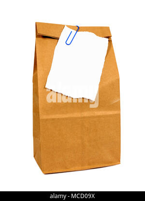 Carta marrone pranzo o sacchetto di generi alimentari con nota strappato carta isolato su bianco Foto Stock
