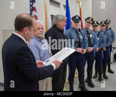 HANSCOM AIR FORCE BASE - durante una supervisione congiunta incontro di gruppo nel Febbraio 8, 2018 a livello regionale un istituto di formazione su base comune di Cape Cod meritevoli di membri della comunità ha ricevuto riconoscimenti per i loro sforzi e i contributi per il miglioramento della base e la zona circostante. (Massachusetts National Guard Foto di Spc. Samuel D. Keenan) Foto Stock